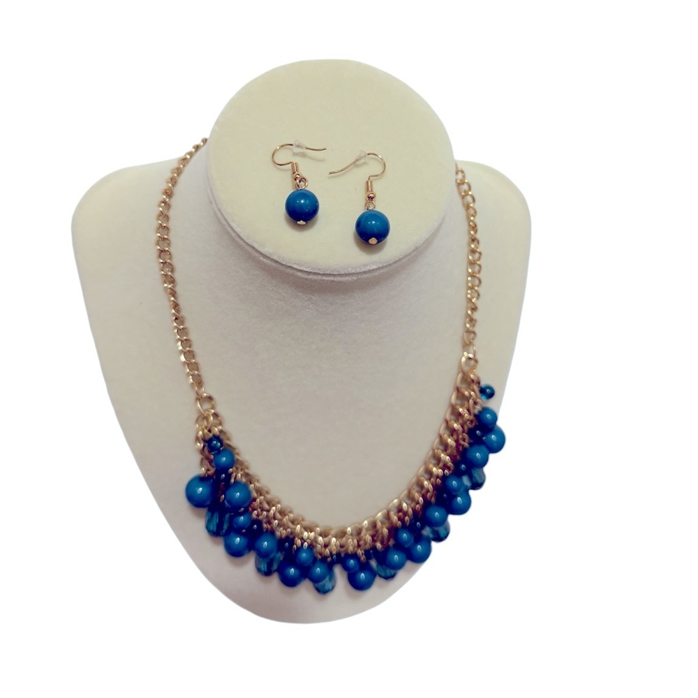 New without tags teal necklace and earrings set